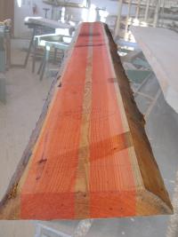 Aus einem Lärchenpfosten können lange gerade Bretter geschnitten werden.
