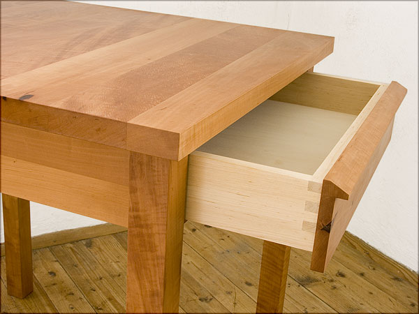 Kleiner Tisch aus gedämpftem Birnenholz, große Schublade.