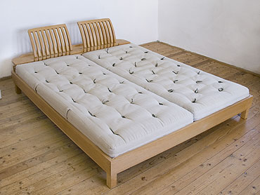 Doppelbett mit Matratzen aus natürlichen Materialien.