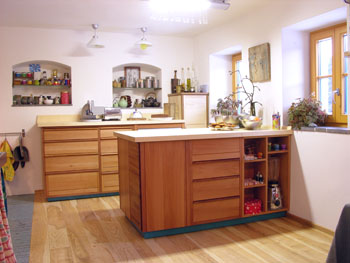 BigPic 71KB - Küchenmöbel aus Birne, Ahorn und Ringlottenholz.