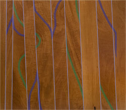 Farbige Markierungen zeigen die Leimfugen der Tischplatte.  Die Maserung des Holzes ergibt ein rhythmisches Bild