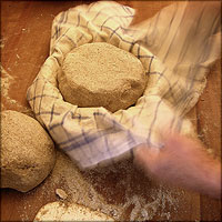 Laibe formen und in die vorbereiteten Brotformen legen.